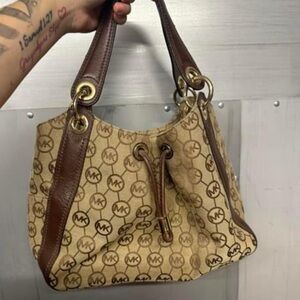 Good condition | Michael Kors Bag | Several pockets and buttons up
